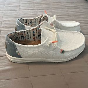 Women’s HeyDude shoes sz8